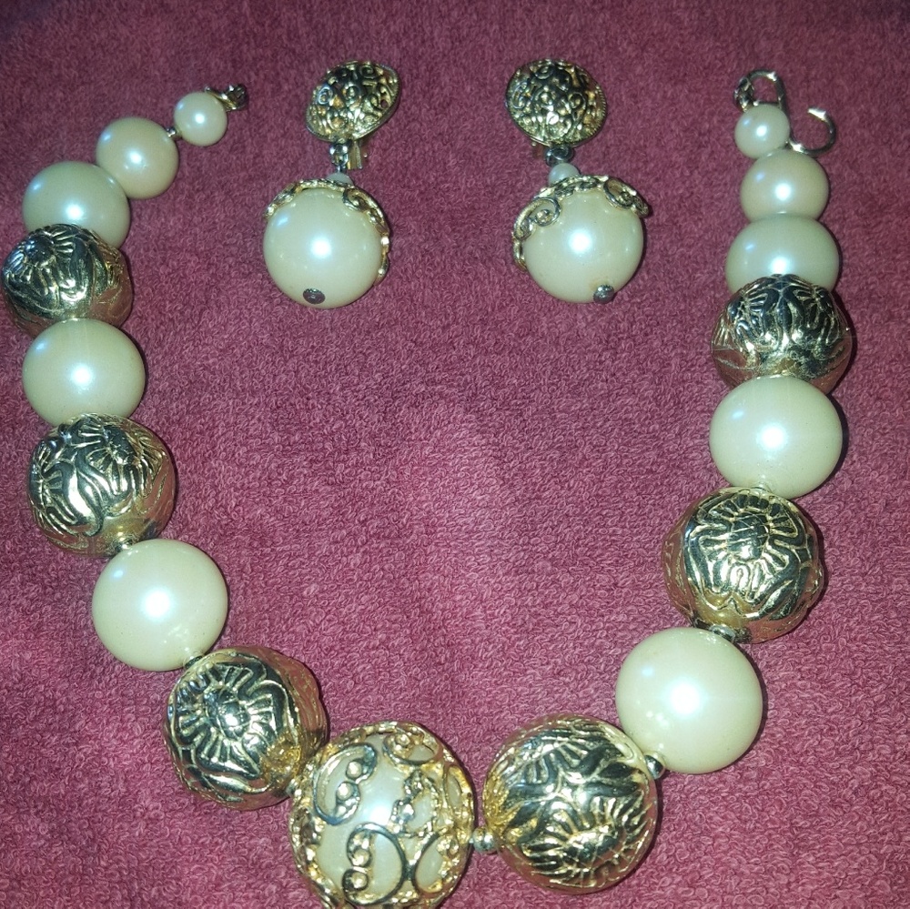 STATEMENT PEARL & GOLDTONE NECKLACE & EARRINGS